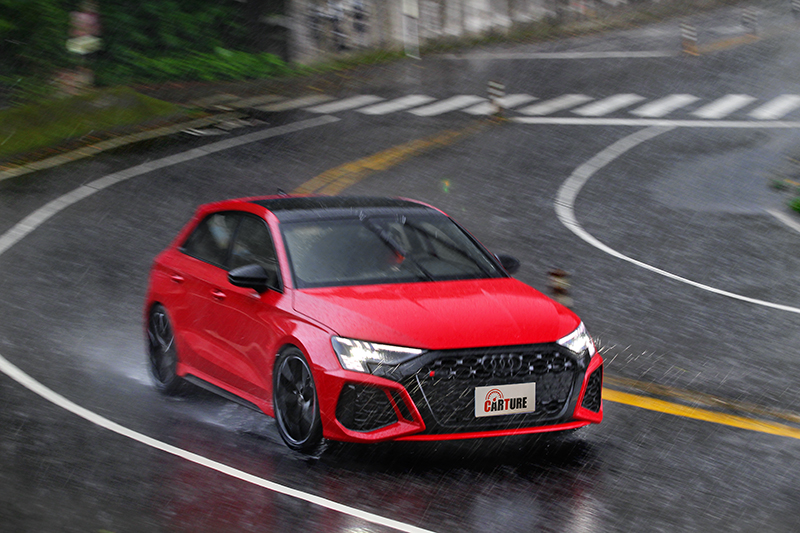 即使在豪雨惡劣環境與濕滑路面行駛,RS 3 Sportback依舊擁有穩定的循跡性。