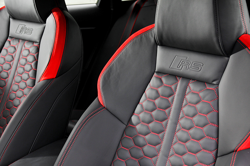 RS專屬Nappa真皮跑車座椅包覆性相當出色。
