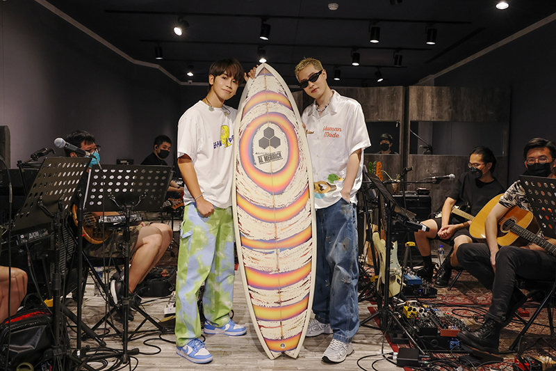 【車勢星聞】鼓鼓呂思緯高流演唱會即將舉辦,好友周湯豪送上衝浪板祝衝風破浪。(圖:相信音樂提供)
