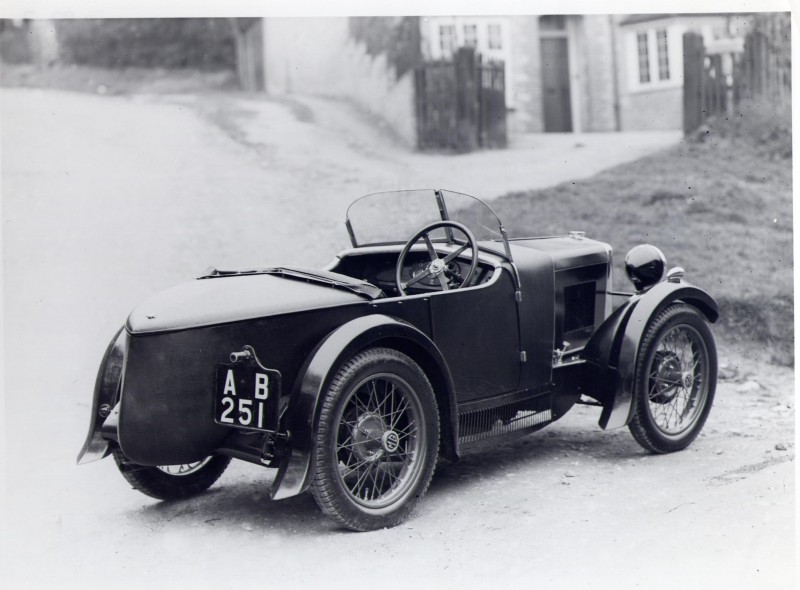 1930年發表的M-Type，即以MG所擅長的敞篷小跑車式樣呈現。