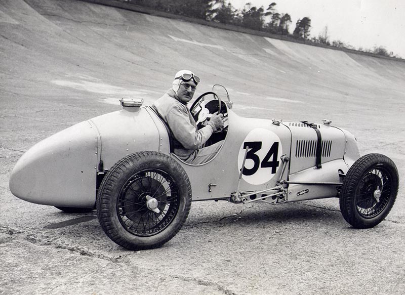 早在1930年MG便以Midget賽車擊敗當時強而有力的對手Bentley進而稱霸Brooklands 24小時耐力賽,而今更將由倫敦與伯明罕設計中心出發,以達成創廠百年時年銷百萬輛的宏大目標。