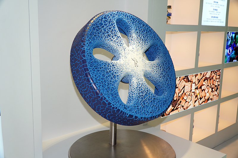 米其林未來概念輪胎首次在台曝光,可透過3D列印技術因應不同路況進行「胎面列印」,且完全採用可經由生物分解的材質製成,降低環境衝擊。此概念輪胎榮獲紅點最佳設計獎。