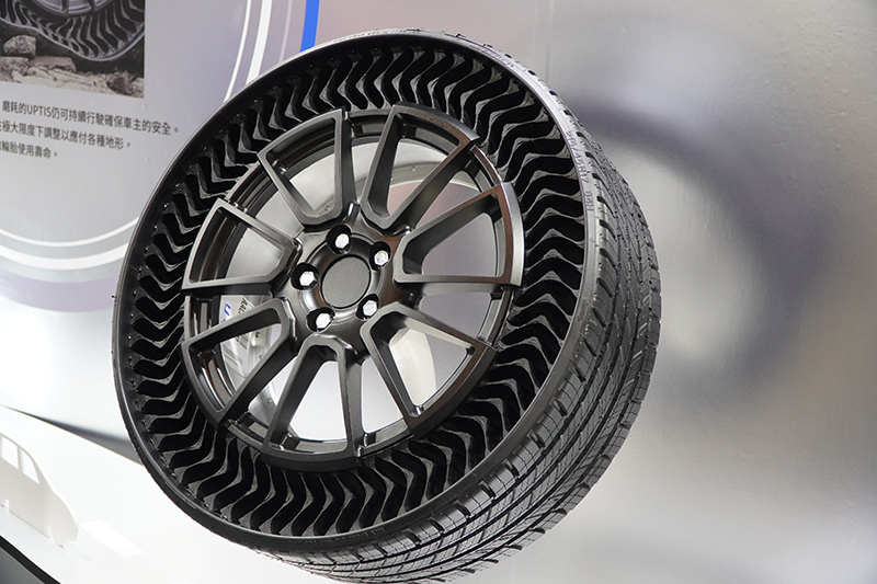 米其林最新免充氣防刺扎輪胎系統。