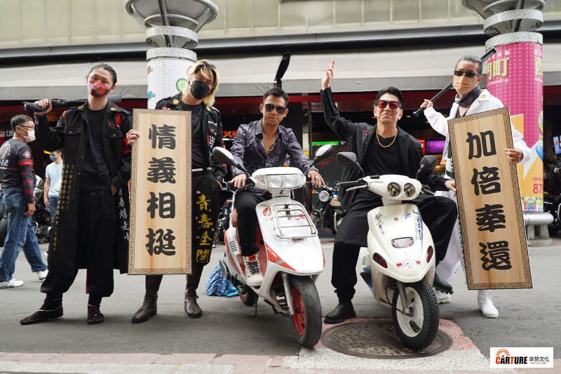 【車勢星聞】高捷、顏正國騎《少年吔,安啦!》片中山葉凌風50、光陽DJ-1RR現身西門町。