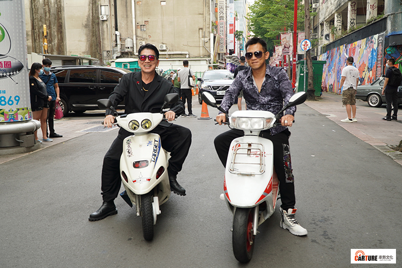 【車勢星聞】高捷、顏正國騎《少年吔，安啦！》片中山葉凌風50、光陽DJ-1RR現身西門町。