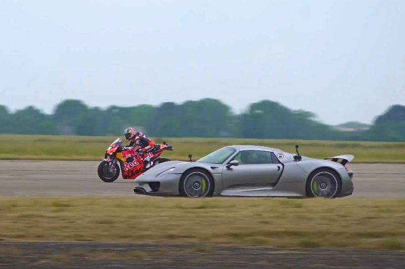  看不膩的四輪與二輪戲碼，Porsche 918 Spyder vs. Red bull KTM RC16 