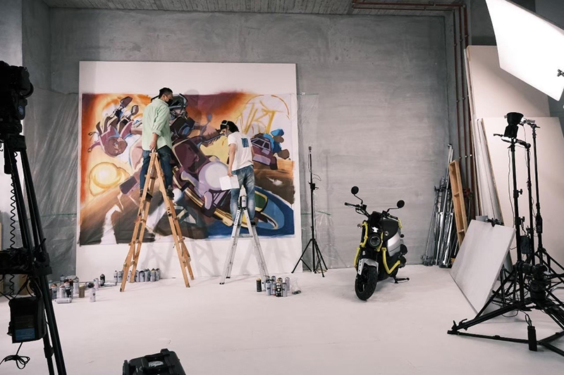 【車勢星聞】傅星翰攜旗下新人Shiang拍攝Sym三陽機車影片。(圖:星奇三創意、Sym提供)