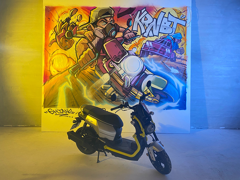 【車勢星聞】傅星翰攜旗下新人Shiang拍攝Sym三陽機車影片。（圖：星奇三創意、Sym提供）