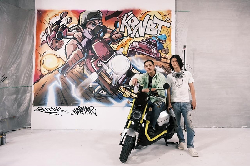 【車勢星聞】傅星翰攜旗下新人Shiang拍攝Sym三陽機車影片。(圖:星奇三創意、Sym提供)