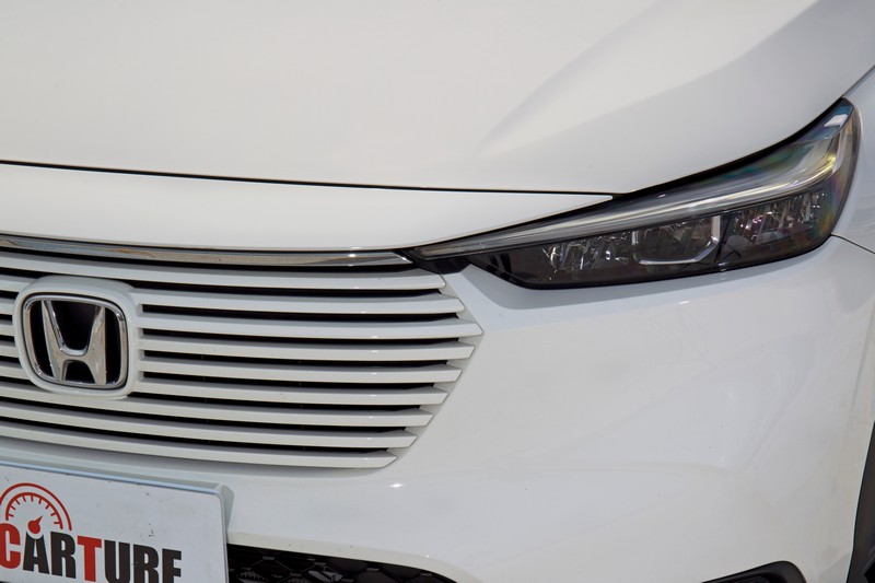 全LED頭燈組銳利眼神依舊,卻以更深邃內斂的視野痺睨路面。