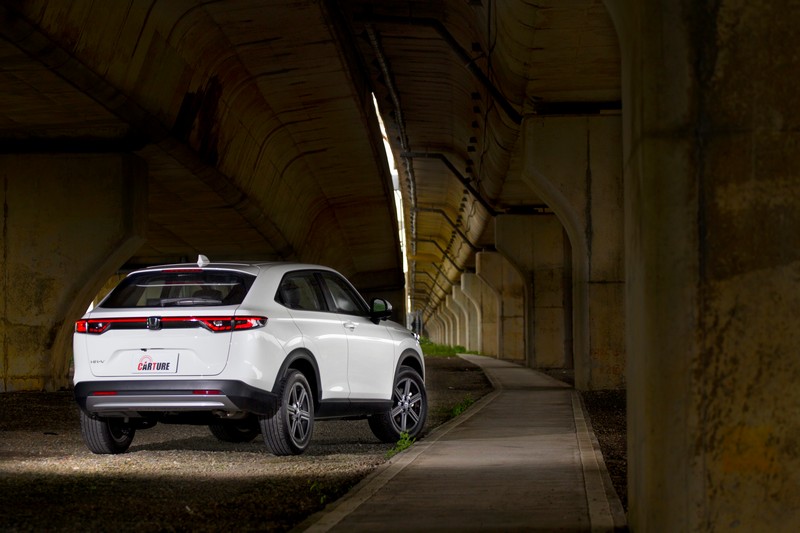 極為傾斜的C柱規劃讓Coupe意象昭然若揭,營造出濃烈的當代工藝美感。