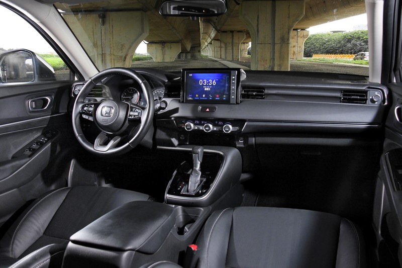 改以水平式架構呈現的中控佈局,刻畫出安定且沉穩的視覺意象。