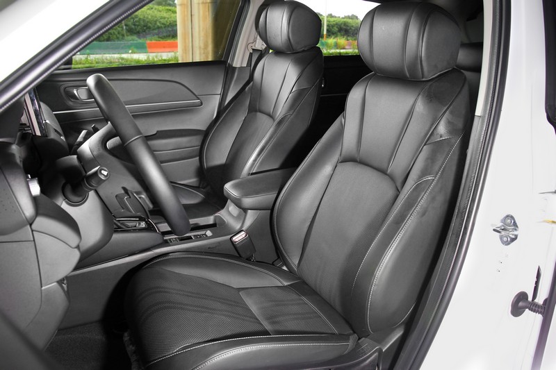 前座椅導入G-frame體感紓壓設計,透過優化椅墊填充泡棉等方式打造最適合乘坐的減壓姿態。