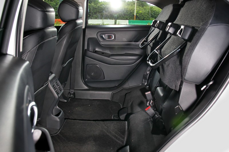 Ultra Saet多功能座椅模式設定,可輕鬆置入不同尺寸形式物件。