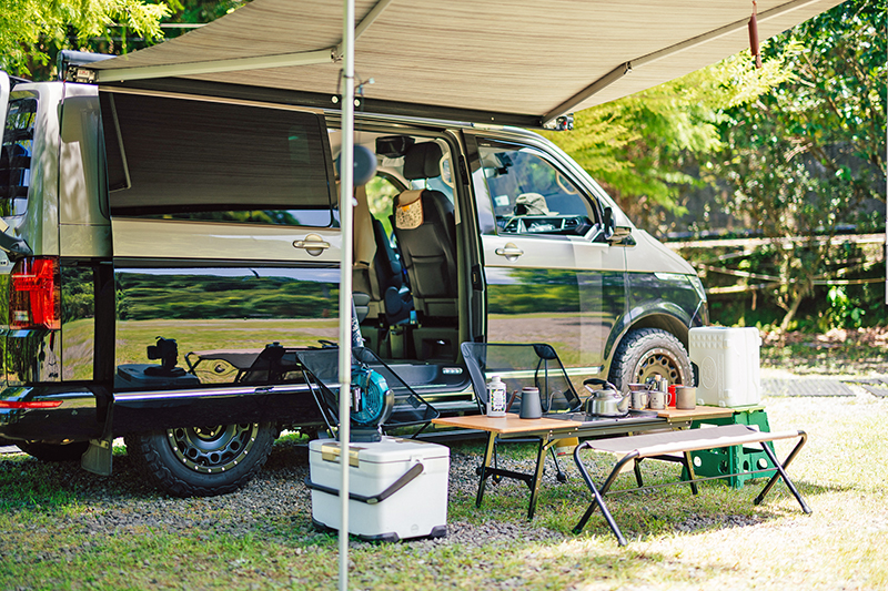 就因T6.1 Multivan空間夠大,包括露營桌椅、長凳甚至鍋碗瓢盆等露營配備平常也都常駐車上。