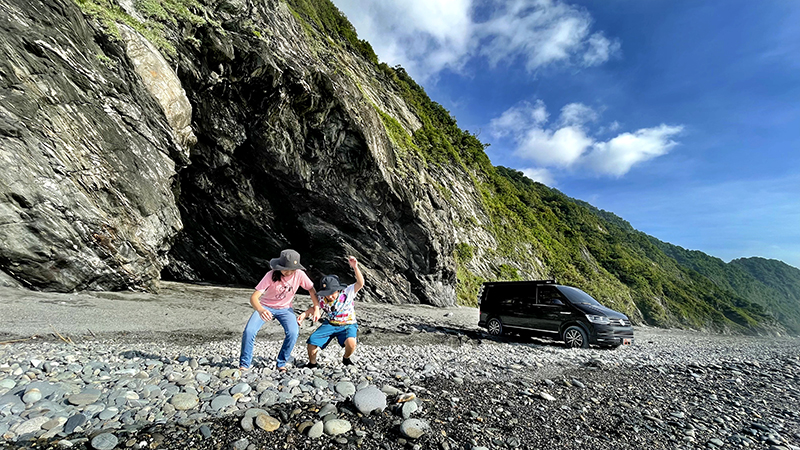 原本玩的是越野車,自從改以T5 Multivan上山下海後,竟發覺更是好玩也好用。(Jeffrey提供)