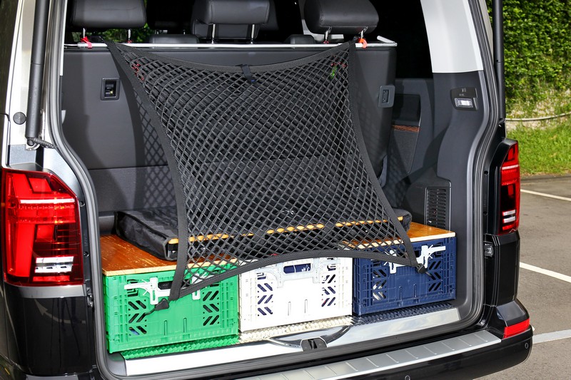 尾廂下半部整齊擺著紮營野炊工具及桌椅,一切皆以簡單就手為出發點。