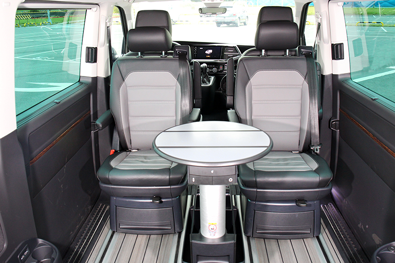 T6.1 Multivan後艙可180度旋轉的第二排獨立座椅及收摺式會議圓桌, 不僅可作商務用途甚至也成為小孩上課時的課桌椅,舒適乘坐表現更是Jeffrey太太的心頭好。