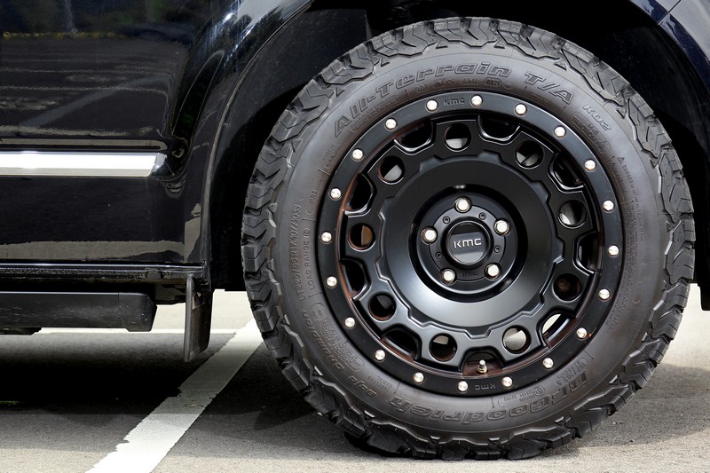 雖然懸吊並未加高,但單是換上粗壯的KMC鋁圈與AT胎帥度便直接爆表。