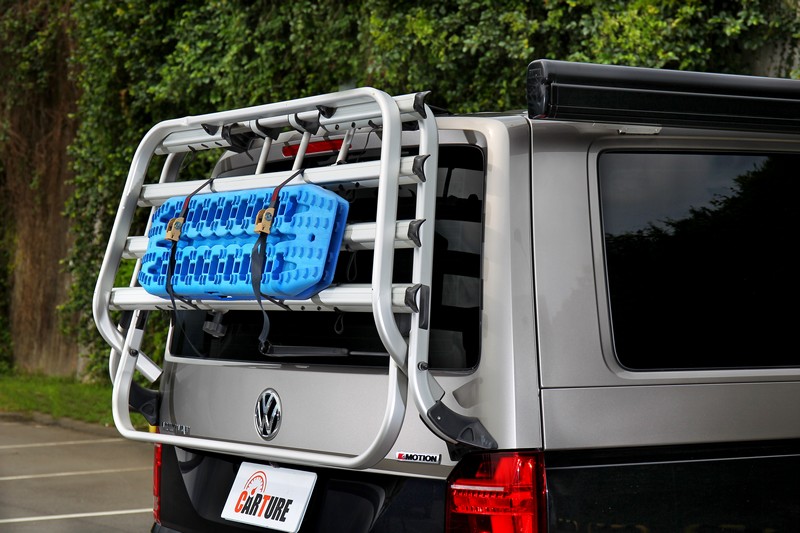 直接固定在單車架上的脫困板不僅取置方便,同時也是路外移動時的好幫手。