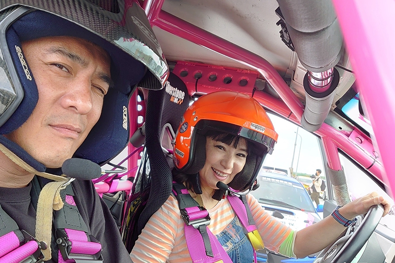【車勢星聞】《台灣第一等》竇智孔擔任副駕,見識沈佳穎的駕駛技術「快、狠、準」。(圖:八大提供)