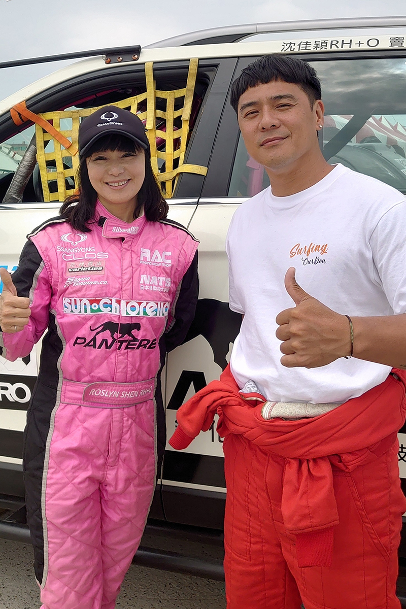 【車勢星聞】《台灣第一等》竇智孔擔任副駕,見識沈佳穎的駕駛技術「快、狠、準」。(圖:八大提供)