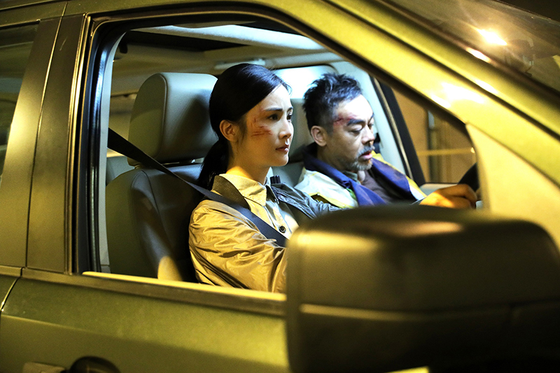 【車勢星聞】蔡卓妍拍《神探大戰》開車載劉青雲狂飆險撞護欄。(圖:華映娛樂提供)