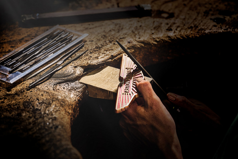 新廠徽取消中間曲線,輪廓也改以粗體。