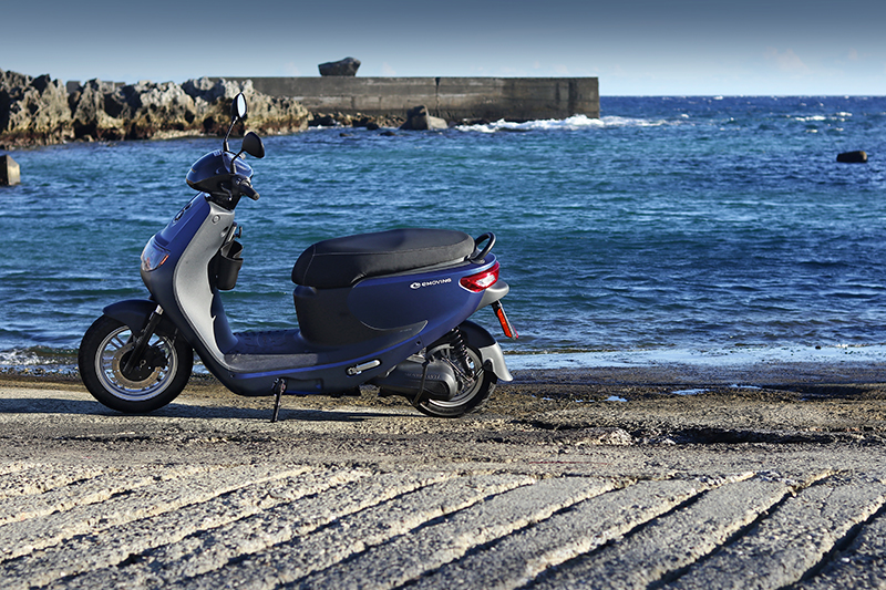 iE125的騎乘姿勢相當輕鬆,少騎速克達如筆者也能自在操控。