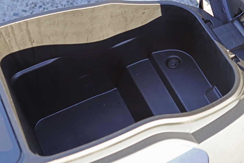 行李廂空間相當寬敞,可輕鬆放入一頂3/4安全帽,旁邊還有餘裕容得下隨身小包包。