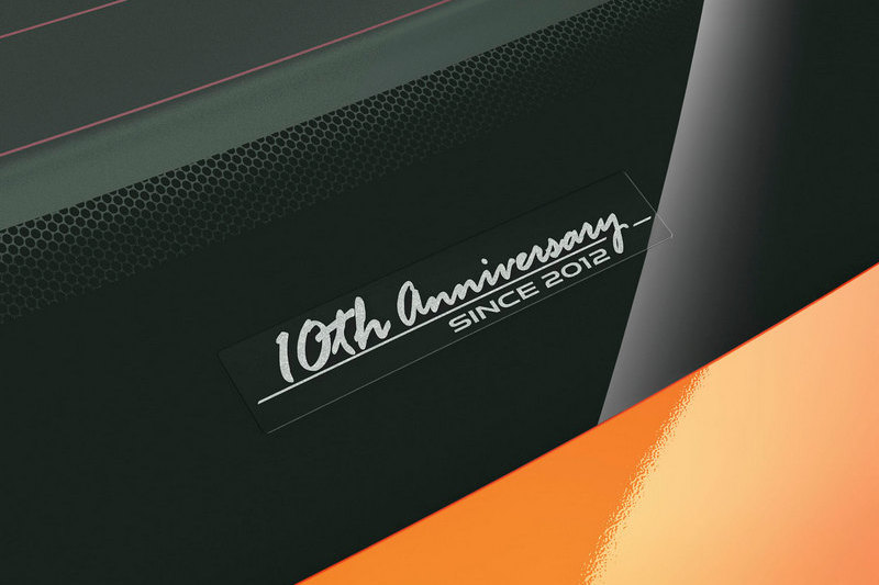 後擋風玻璃有10th Anniversary貼紙。