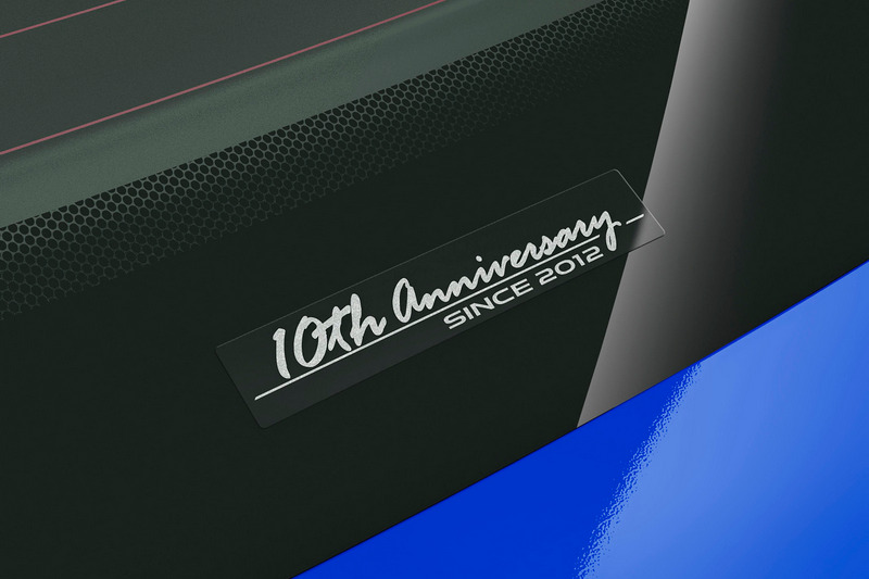 後擋風玻璃也有10週年貼紙。