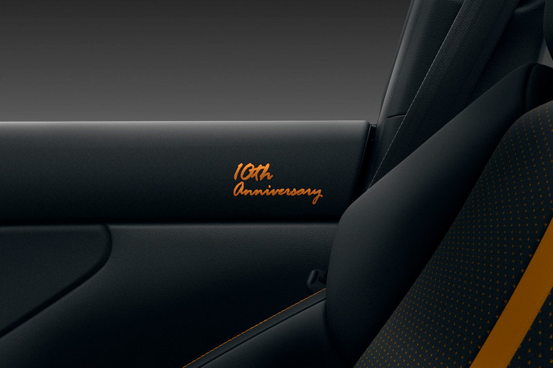 門板上緣則繡有10th Anniversary字樣。