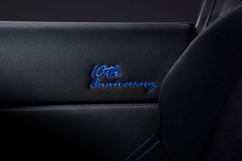 藍色10th Anniversary字樣繡在門板上。