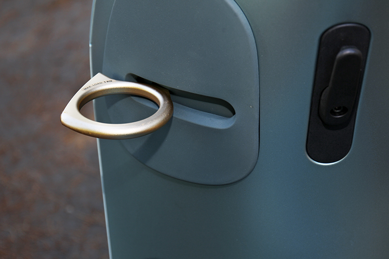 增加可放手搖飲料的收合杯架,但展開時會有膝蓋碰到的可能性。