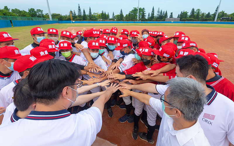 歐力士租車透過【愛.滿壘】CSR永續行動支持偏鄉青少年透過棒球運動找到自信心。