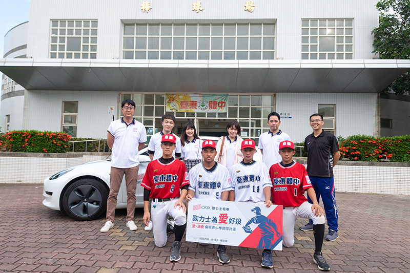 :歐力士租車副總經理松村裕文帶領團隊探訪偏鄉少棒隊,鼓勵他們無畏逆境勇敢追夢。 (圖後排右2為歐力士租車副總經理松村裕文)