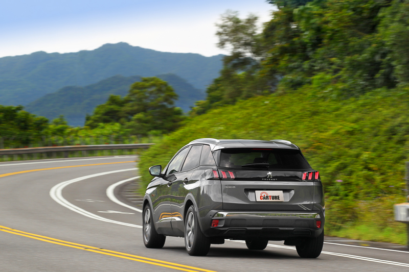 即便動感十足,行路特性卻顯滑順流暢,PEUGEOT 3008面對崎嶇路面抑或碾壓坑洞狀況簡直易如反掌。