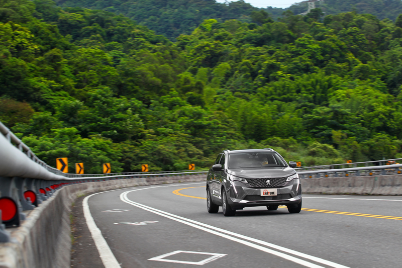 蜿蜒山路配上平日較少的車潮,熱愛駕馭者肯定難以抗拒106彎道魅力,特別是當你開著PEUGEOT 3008。