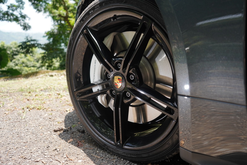 試駕車還選了金屬墨玉黑輪框及白色卡鉗做為對比,視覺感受上擁有更強烈的性能化氛圍