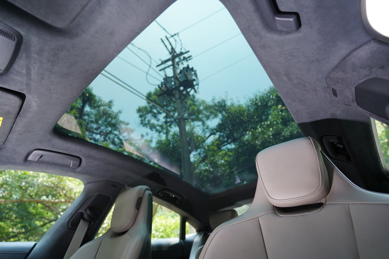 GTS還可選配全景式玻璃天窗,這組天窗能帶來類似敞篷車般的通透視覺效果