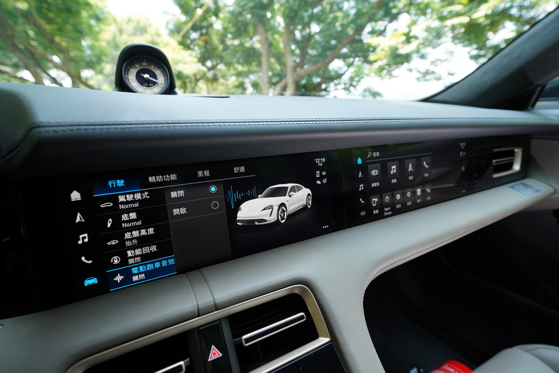 試駕車還選配有副駕駛座前方的觸控螢幕,科技化程度再升一級