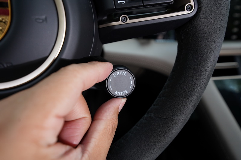 方向盤上配置有駕駛模式旋鈕,可方便駕駛快速切換