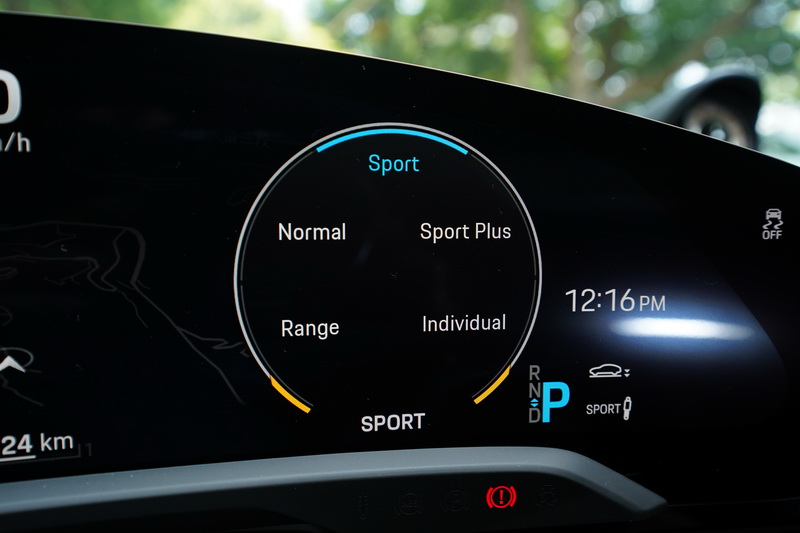 Sport模式下動力輸出更為直接,其598匹的馬力輸出已是超跑水準