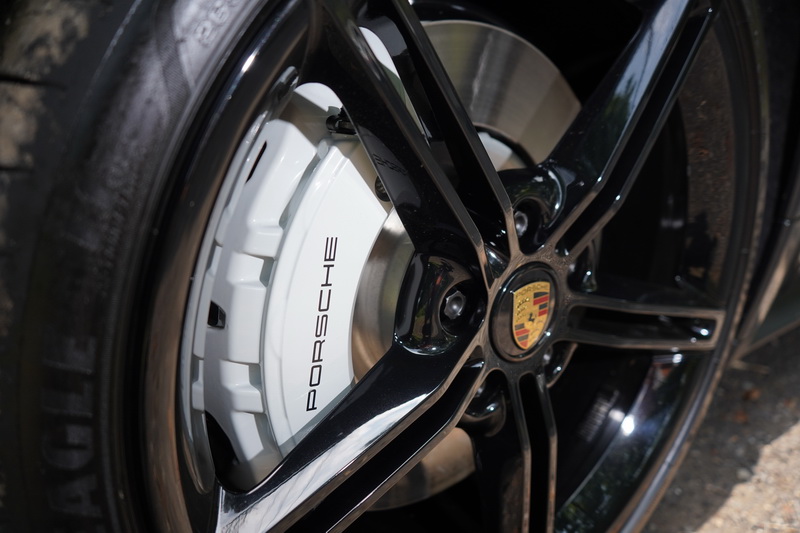 由於車重近2.3噸之故,若能換上更高等級的PCCB陶瓷複合煞車碟會帶來更為精準的制動表現