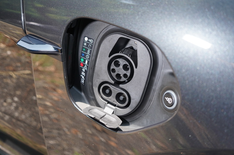 試駕車選配有電動開合充電蓋,僅需輕輕觸碰開關便能自動啟閉