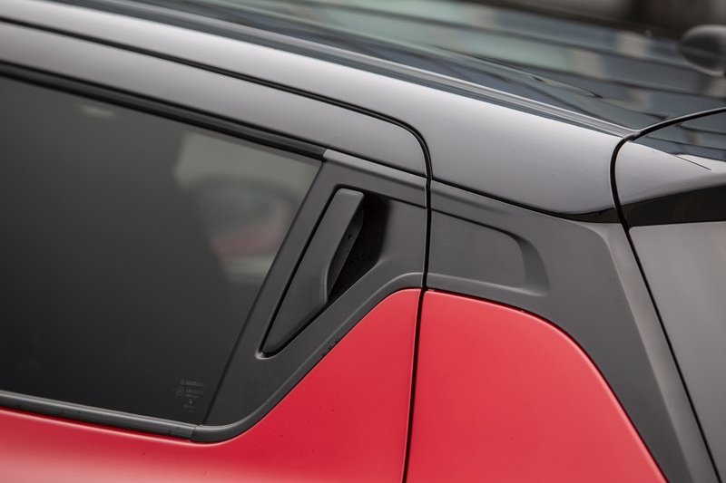 新世代Swift取消隱藏式後門把手。