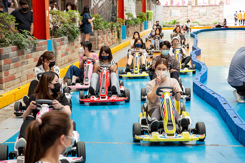 《Money Jump》親子餐廳推出競速賽車+真人機甲水彈戰車體驗。