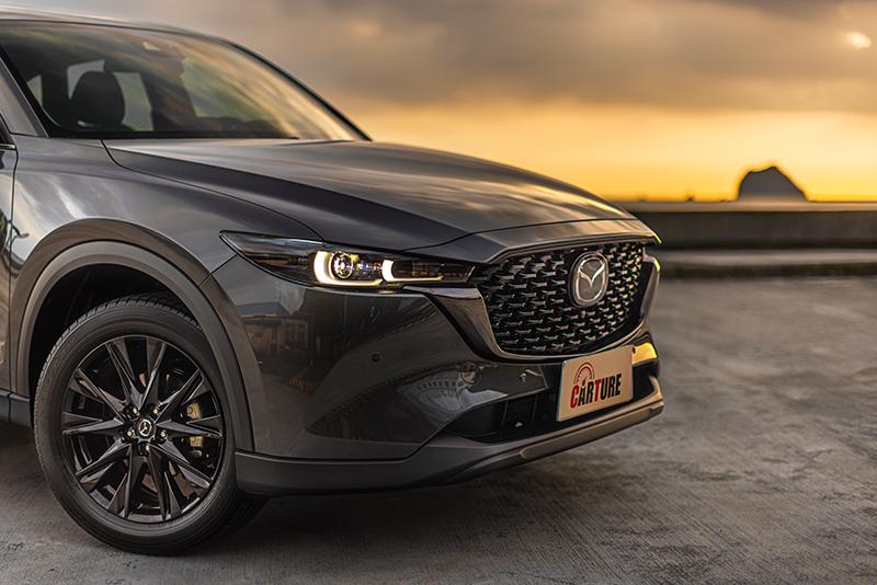 爍黑魂動之翼、19吋爍黑輪圈與爍黑後視鏡，讓外型顯得神秘又富質感。