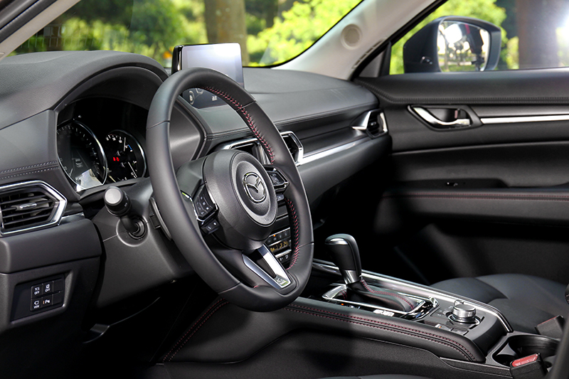 價格僅百萬初，但CX-5卻給予媲美豪華品牌的高級質感座艙。